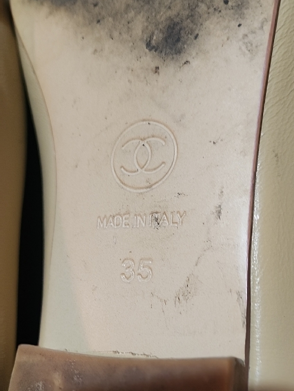 CHANEL Beige and Black Leather Bow Cap-Toe Ballet Flats - Picture 4 of 5